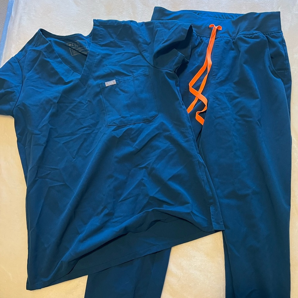 Figs Jogger Set. Small top and medium bottom.